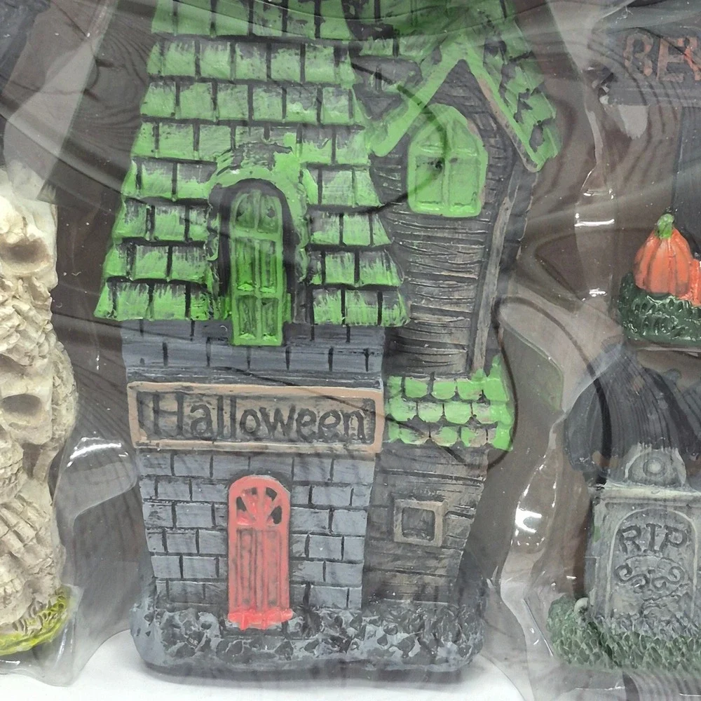 Seasonal Collection 6 Piece Halloween Fairy Garden Set Haunted House Skulls NEW
